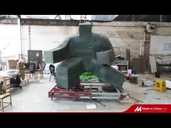 La scultura astratta bronzea è stata installata