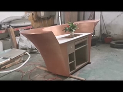 La scultura astratta bronzea è stata installata